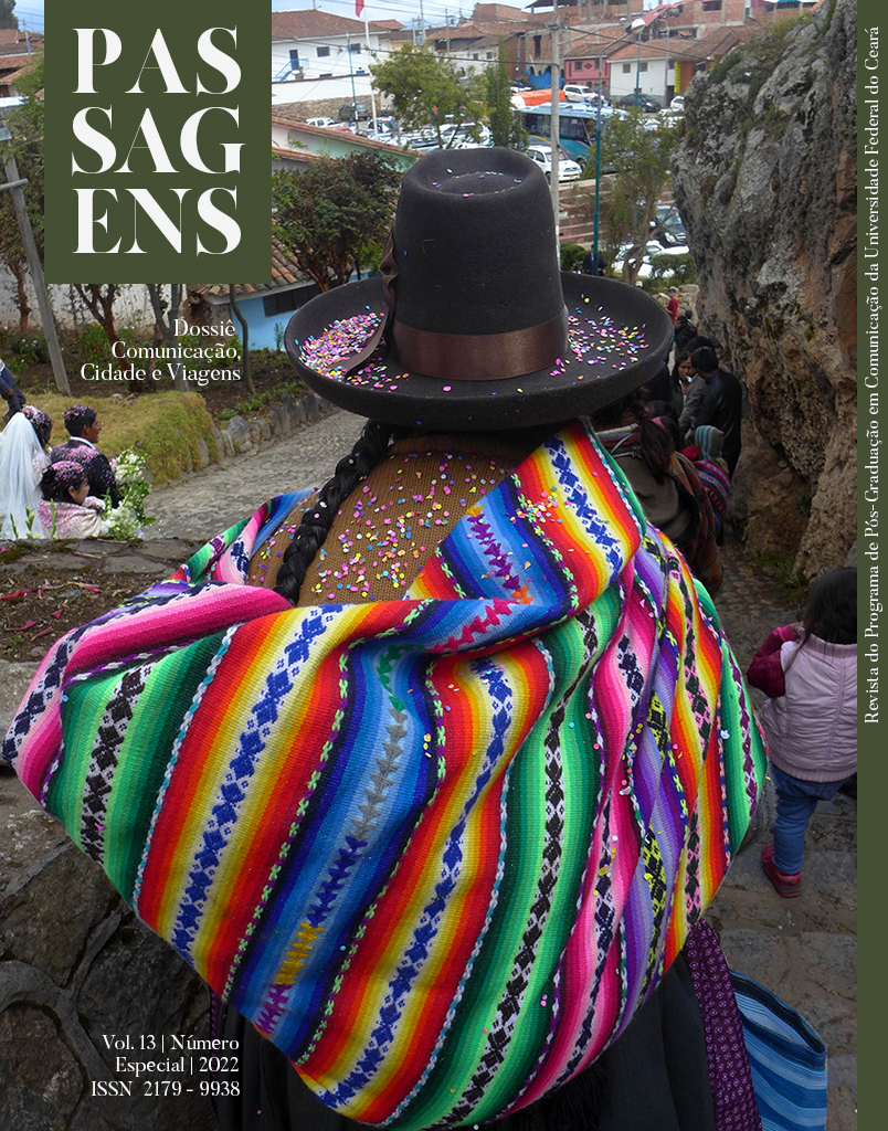 A capa da edição é de autoria de uma de nós, Elane Abreu, que traz a imagem de uma peruana em Chinchero, em 2018. O tecido colorido, a personagem de costas de trança e chapéu, bem como a cena de rua na ocasião de um cortejo de casamento, ofertam a nós um pouco desse lugar de encontro improvável, surpreendente e vigoroso que se faz no verbo e no ato de viajar.